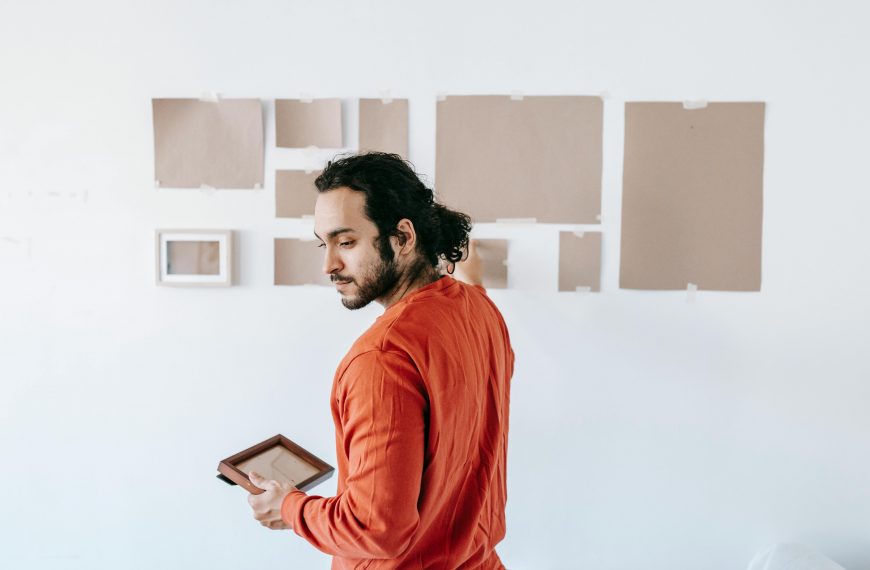 How to Arrange Pictures on a Wall: Creative Home Tips